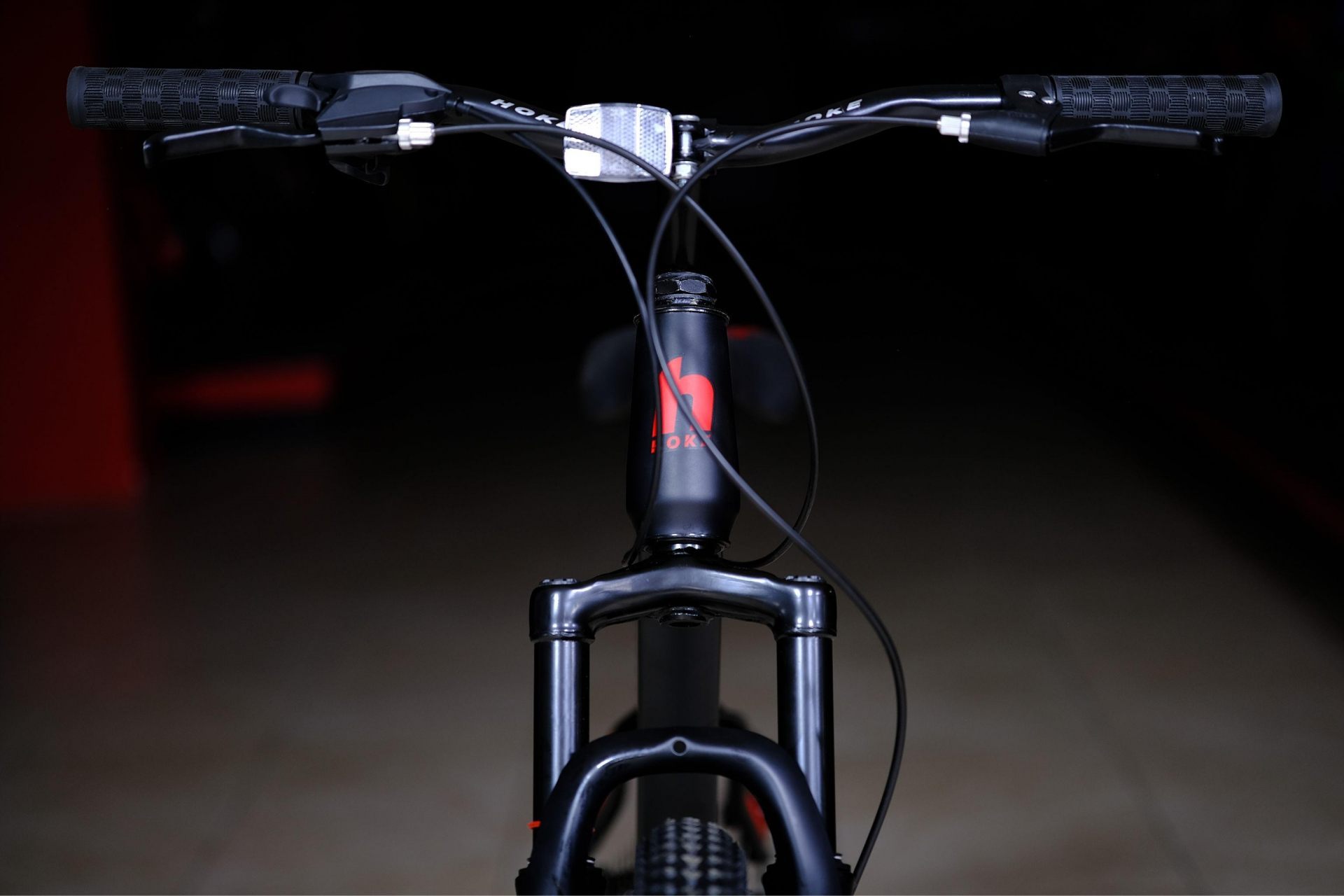 Амортизационная пружинная вилка
 HOKE Steel WAY 24 матовый чёрный-красный